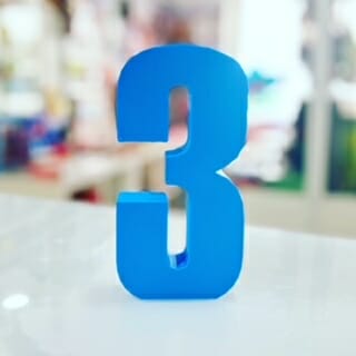 display número 3 em azul